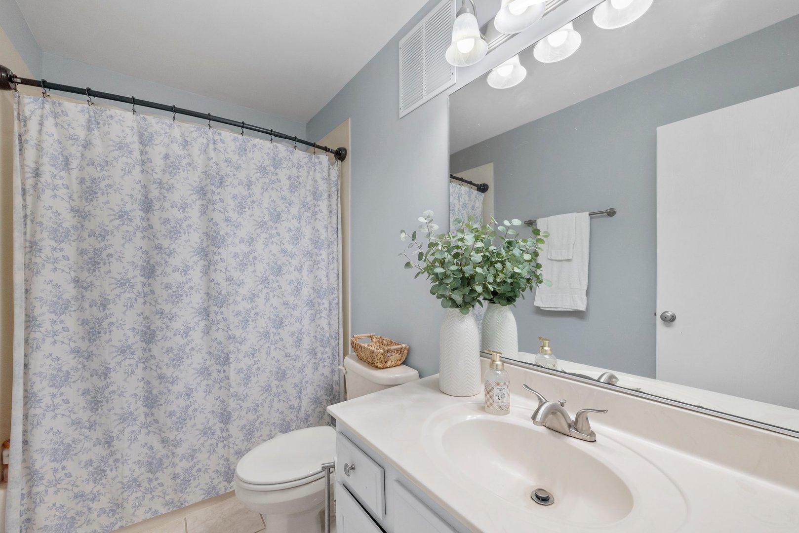 2655 Prairieview Lane South Aurora, IL 60502 - Photo 8 of 13 a bathroom with a sink toilet and shower