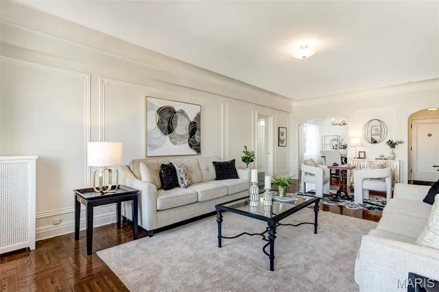 $295,000 | 4440 Lindell Boulevard, Unit 801, St. Louis, MO 63108