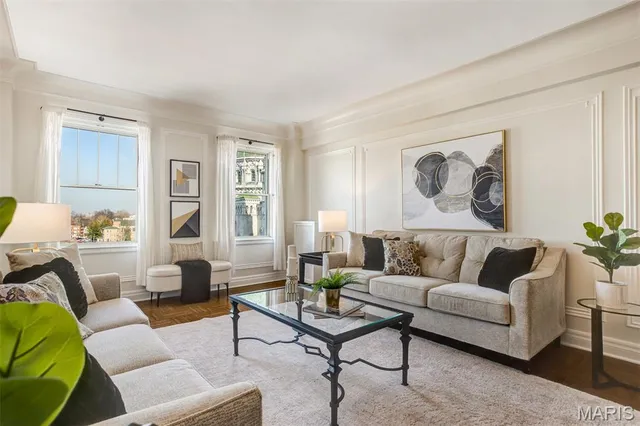 $295,000 | 4440 Lindell Boulevard, Unit 801, St. Louis, MO 63108