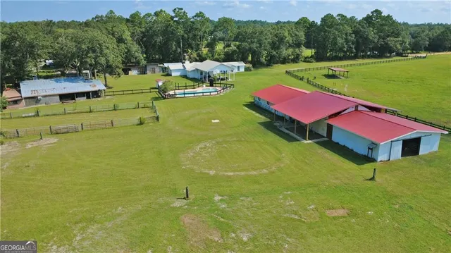 a view of a backyard