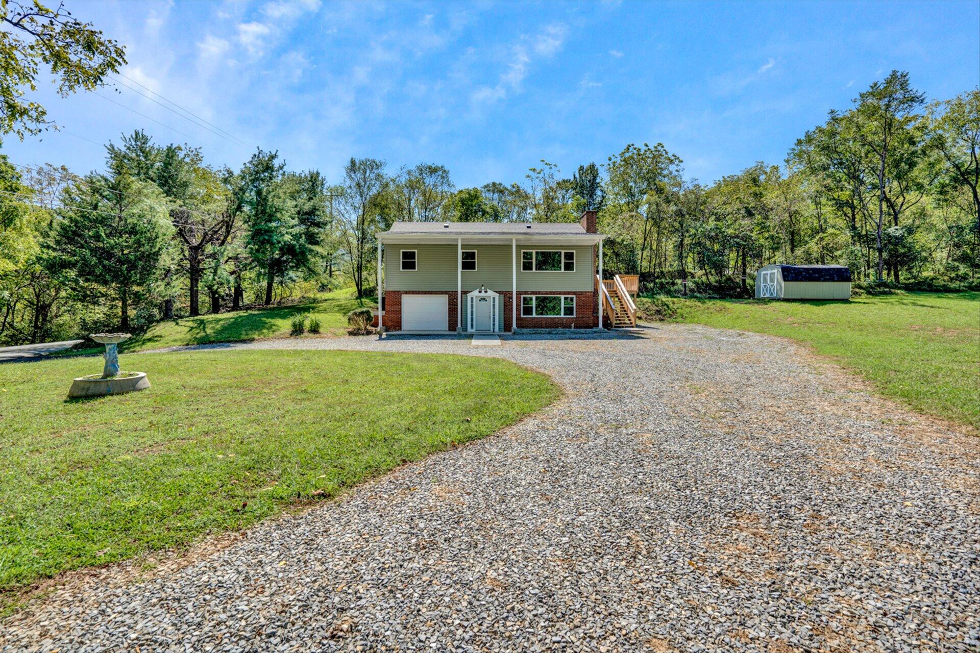 3972 Carson Road Roanoke, VA 24012 - Photo 1 of 24 01-DSC9927