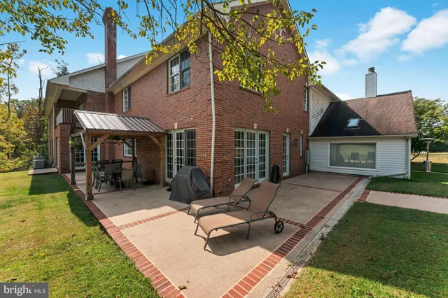 a view of front of house with a yard