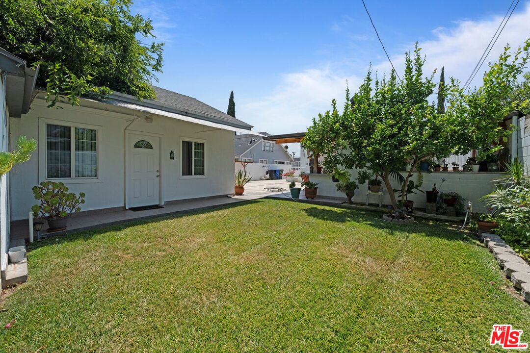 1430 North Dominion Avenue Pasadena, CA 91104 - Photo 15 of 25 a front view of house with a garden