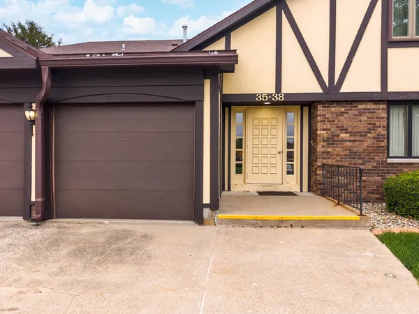 $149,900 | 37 Crystal Court, Unit A1, Pontiac, IL 61764