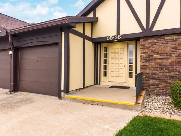 $149,900 | 37 Crystal Court, Unit A1, Pontiac, IL 61764
