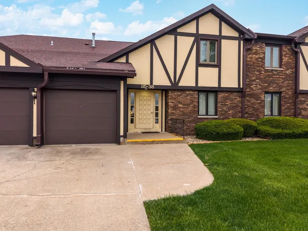 $149,900 | 37 Crystal Court, Unit A1, Pontiac, IL 61764