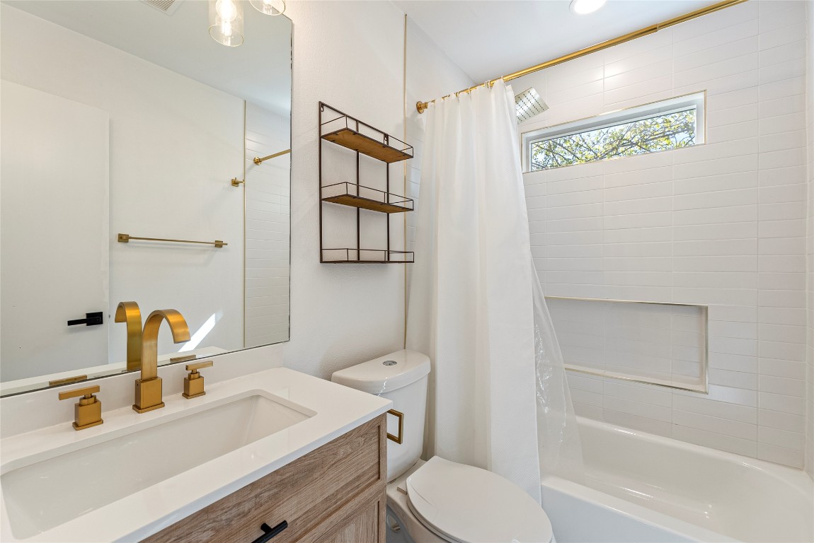 5200 King Charles Drive Austin, TX 78724 - Photo 19 of 22 Full bath with vanity and shower / bath combo