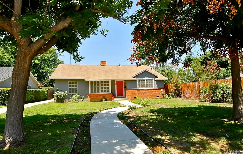 Harry Marsh home with pool in Riverside!