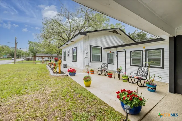 a view of a house with a yard