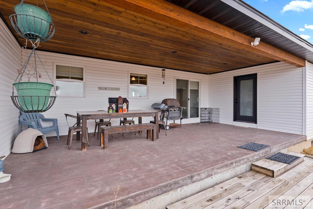 2786 East 500 Road North St. Anthony, ID 83445 - Photo 40 of 75 Back west facing covered deck
