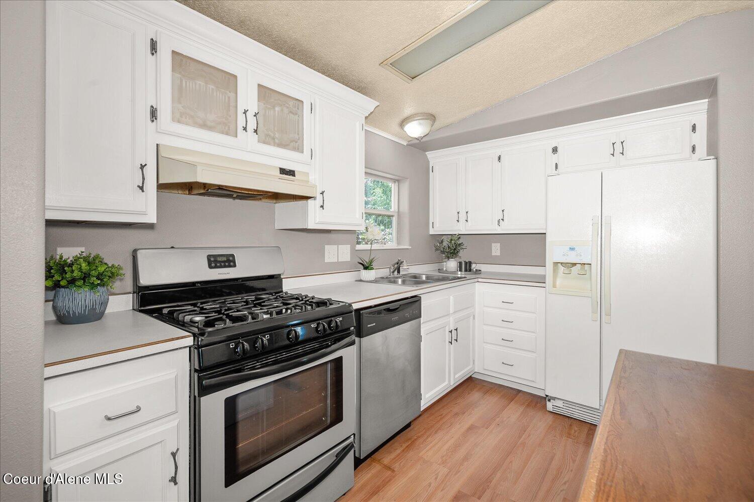 9090 North Runkle Road Hayden, ID 83835 - Photo 17 of 40 Love all the cabinets!