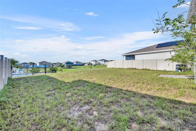 a view of an house with backyard and garden