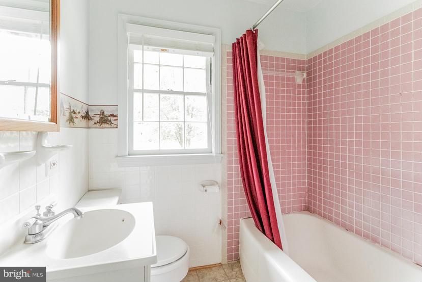 8007 Fairfax Road Alexandria, VA 22308 - Photo 14 of 19 Bath