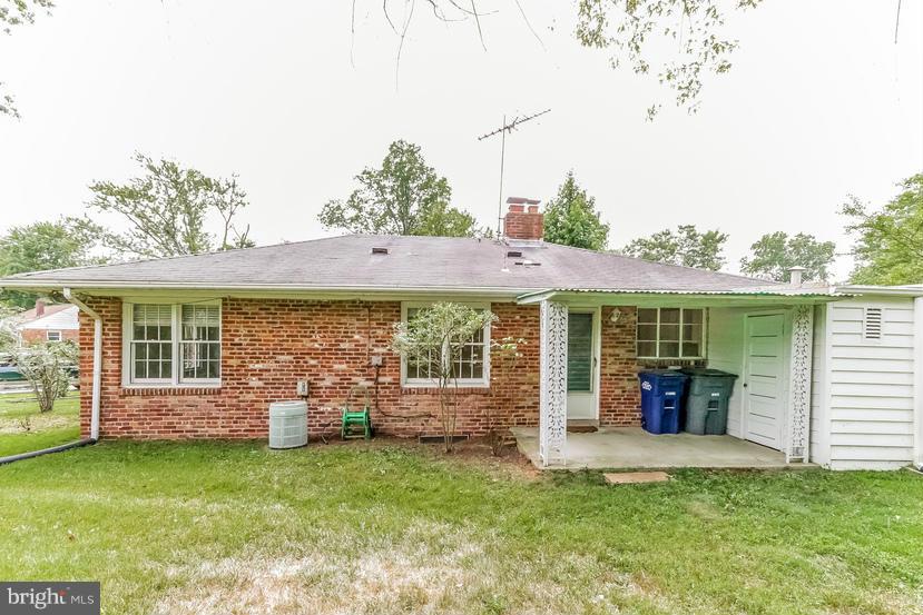 8007 Fairfax Road Alexandria, VA 22308 - Photo 15 of 19 Exterior (Rear)