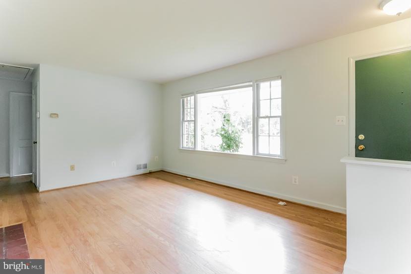 8007 Fairfax Road Alexandria, VA 22308 - Photo 4 of 19 Living Room