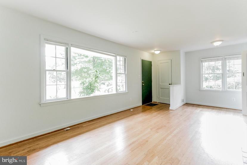8007 Fairfax Road Alexandria, VA 22308 - Photo 5 of 19 Living Room