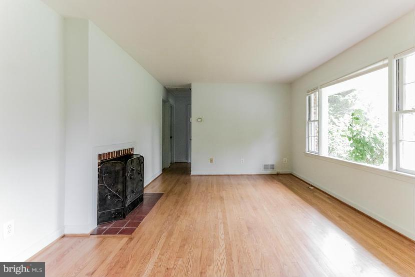 8007 Fairfax Road Alexandria, VA 22308 - Photo 6 of 19 Living Room