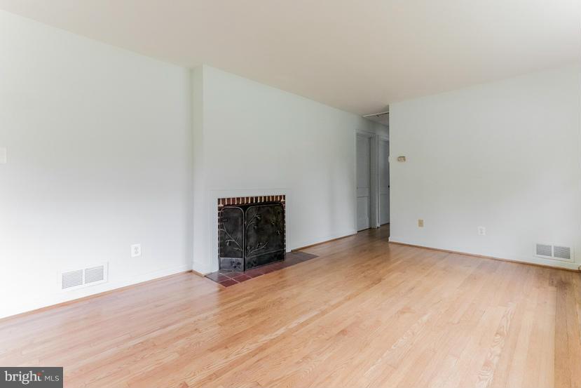 8007 Fairfax Road Alexandria, VA 22308 - Photo 7 of 19 Living Room