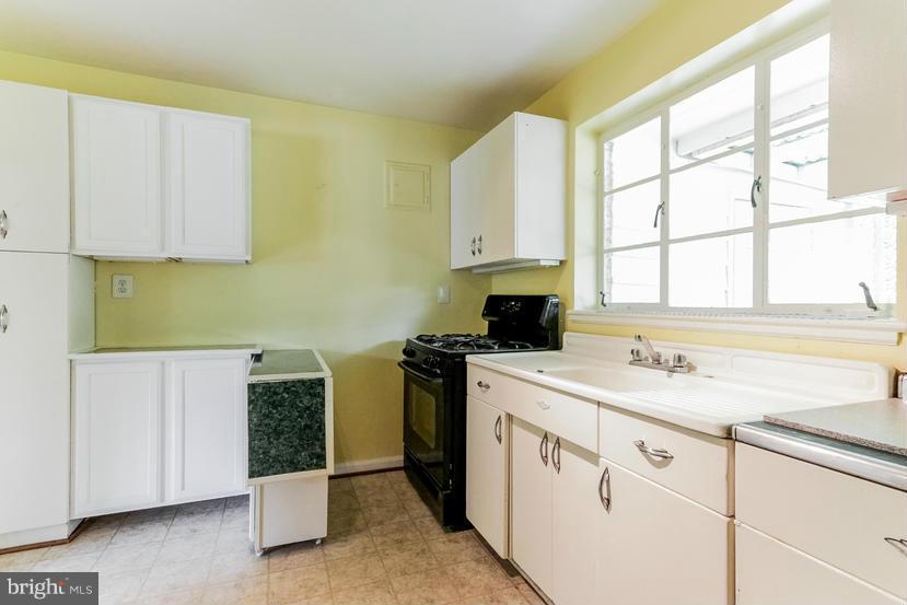 8007 Fairfax Road Alexandria, VA 22308 - Photo 8 of 19 Kitchen