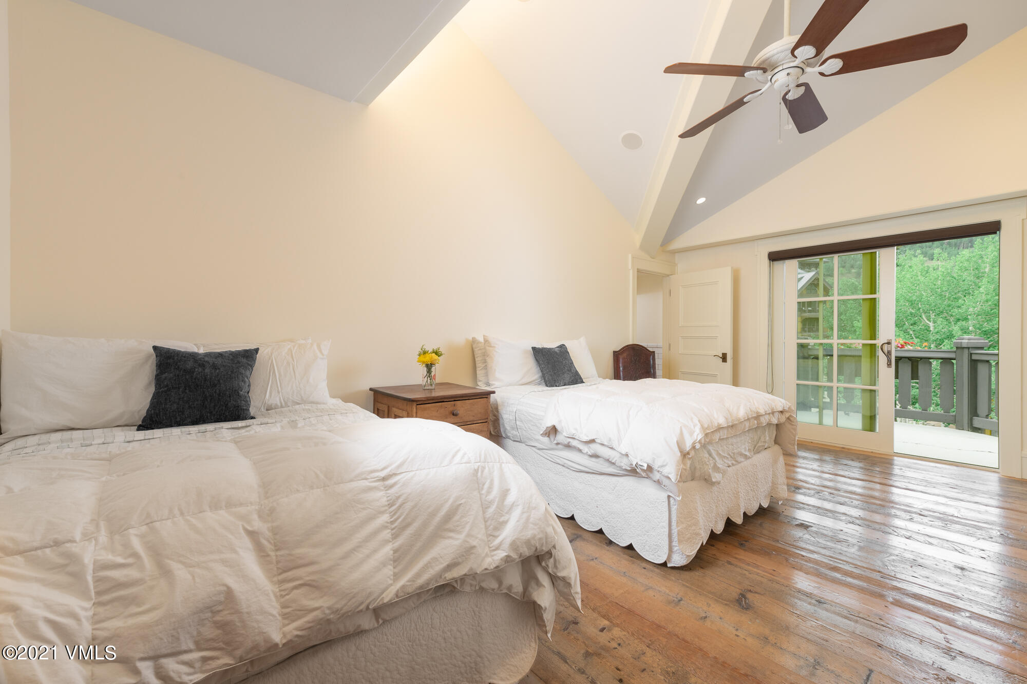 1 Willow Bridge Road, Unit 44 Vail, CO 81657 - Photo 11 of 16 a large bed sitting in a bedroom next to a window