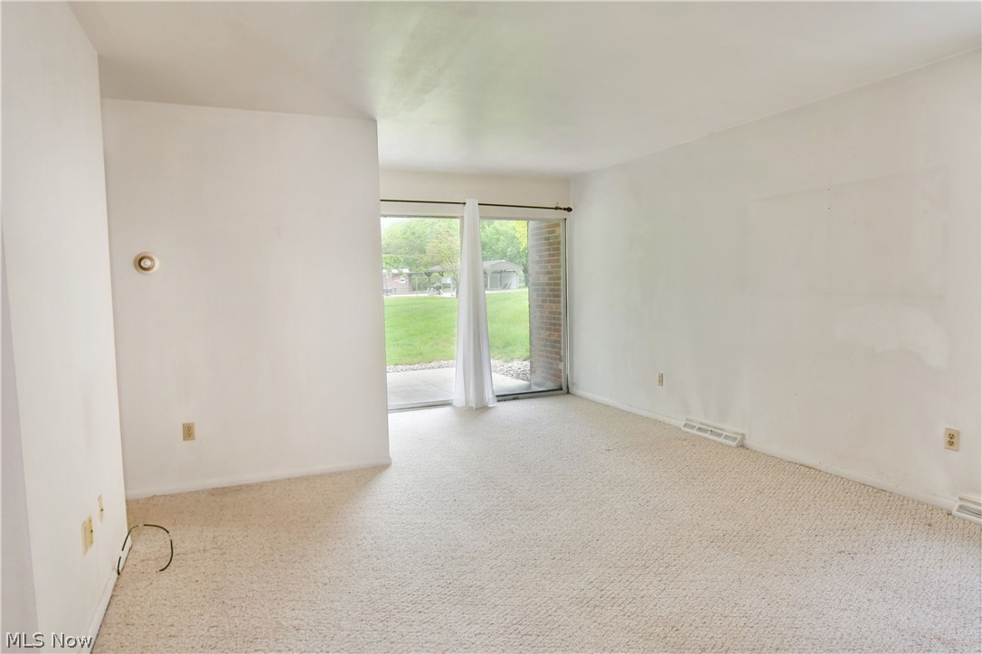 3020 North River Road Northeast, Unit G2 Warren, OH 44483 - Photo 5 of 29 Empty room featuring carpet