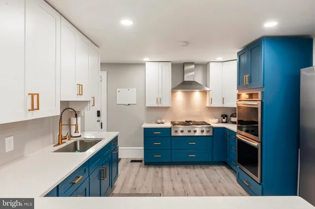 a view of a livingroom with furniture hardwood floor and a ceiling fan
