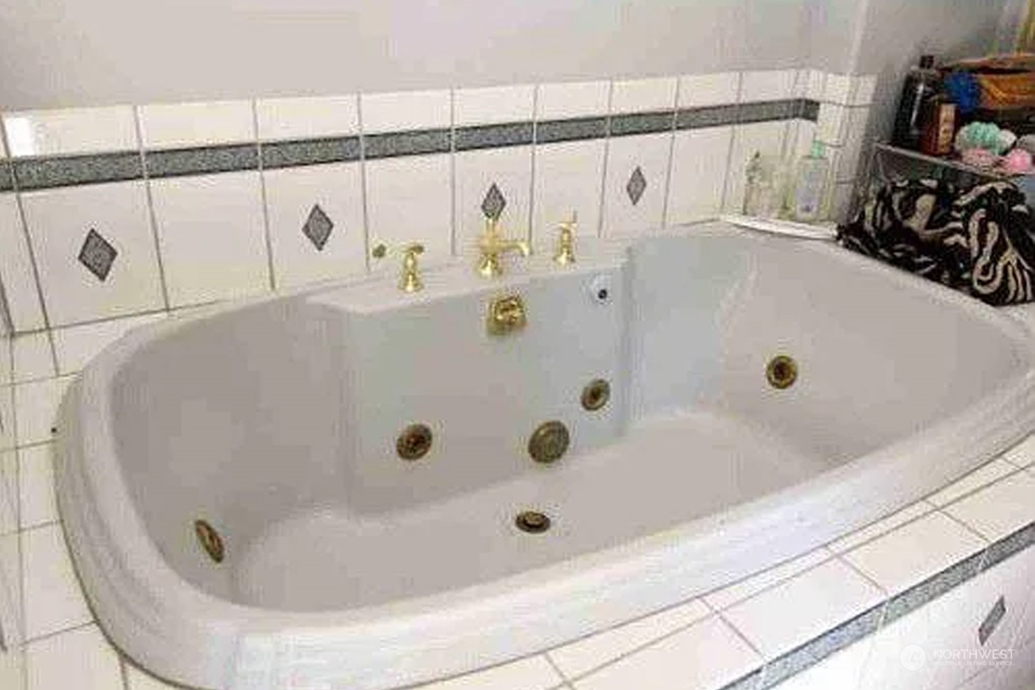 1551 East Loop Road Stevenson, WA 98648 - Photo 10 of 19 a bathroom with bathtub and shower