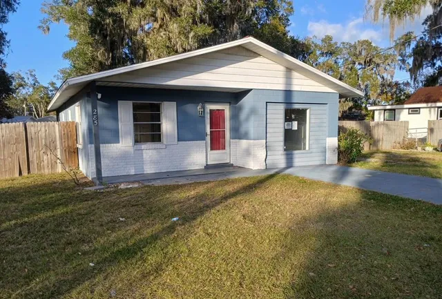 $234,900 | 285 East Lake Street, Umatilla, FL 32784
