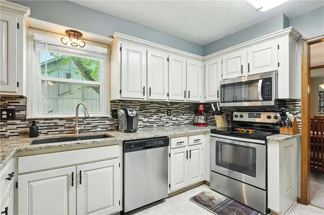 $420,000 | 14915 West 84th Terrace, Lenexa, KS 66215