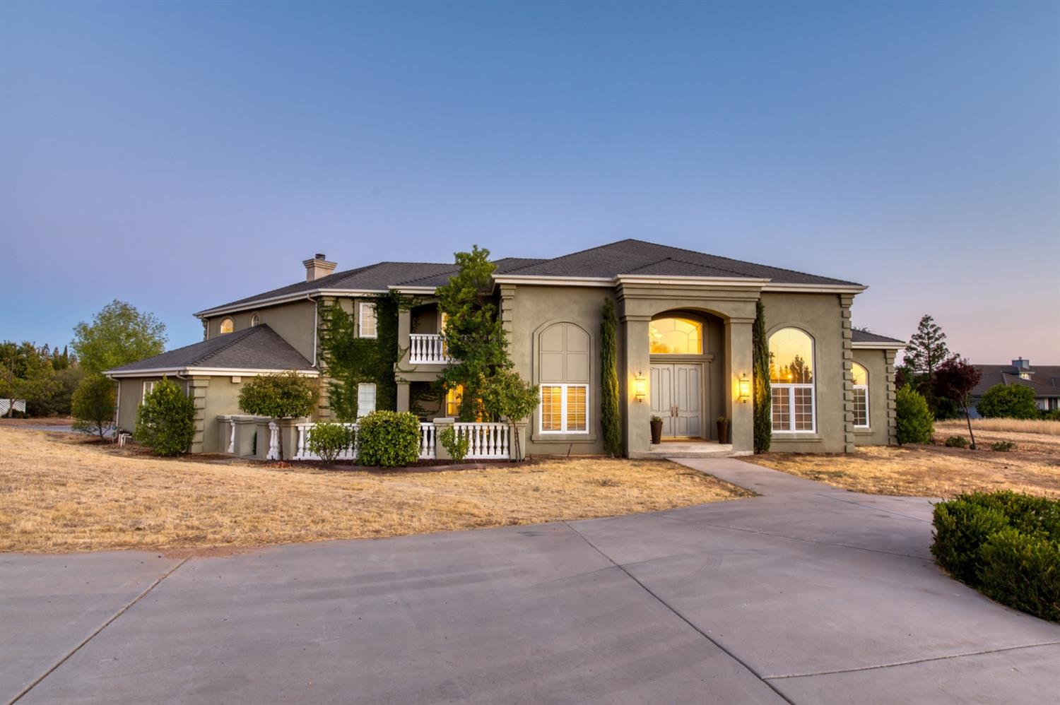 14374 Killarney Drive Madera, CA 93636 - Photo 7 of 56 a front view of a house with a garden