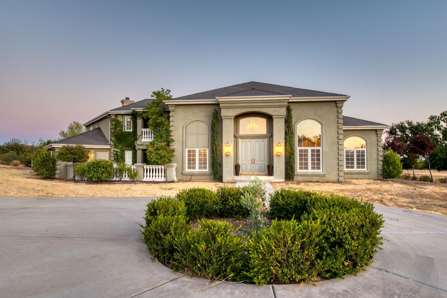 14374 Killarney Drive Madera, CA 93636 - Photo 8 of 56 a front view of a house with a garden