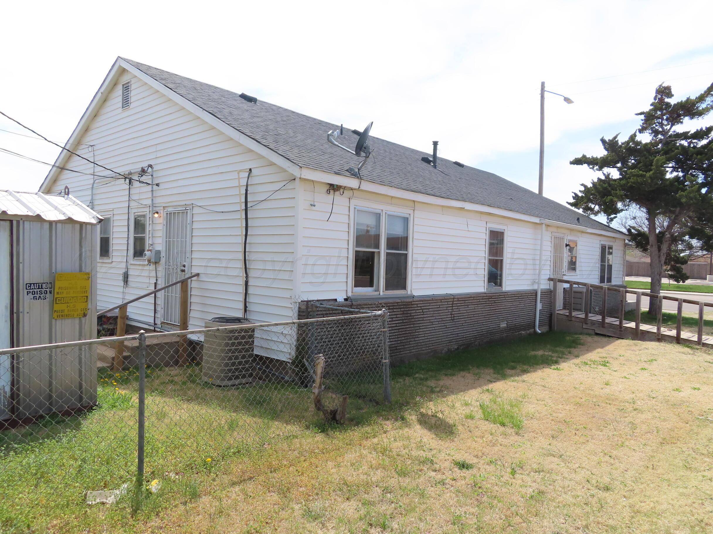 3813 South Washington Street Amarillo, TX 79110 - Photo 4 of 12 a backyard of a house