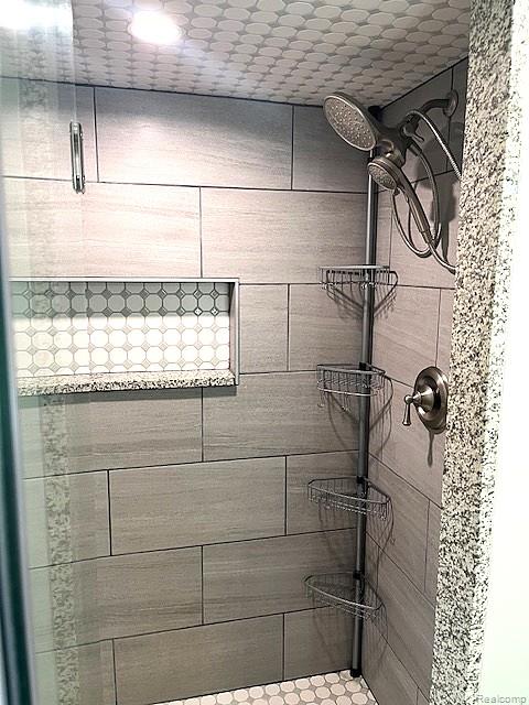 20285 29 Mile Road Ray, MI 48096 - Photo 15 of 25 29 Mile Shower.jpg
