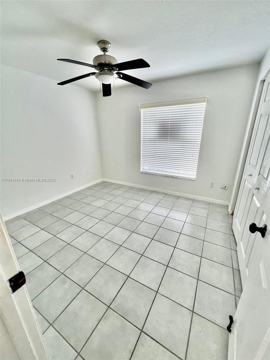 705 Southeast 22nd Lane Homestead, FL 33033 - Photo 16 of 43 a view of a livingroom and window