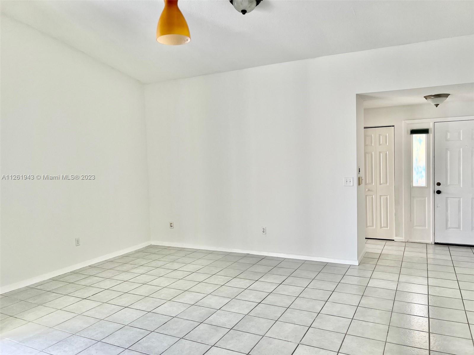 705 Southeast 22nd Lane Homestead, FL 33033 - Photo 5 of 43 a view of a room