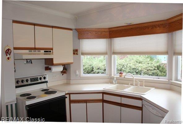 6634 Edgewood Road Canton, MI 48187 - Photo 2 of 17 STRIKING KITCHEN