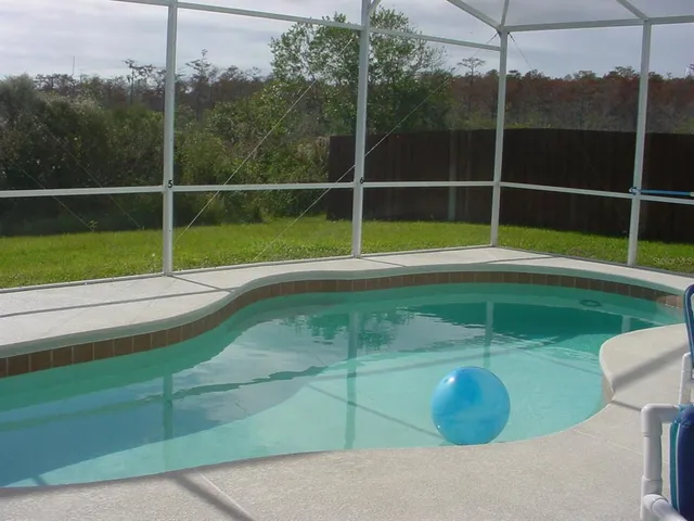 a view of a backyard