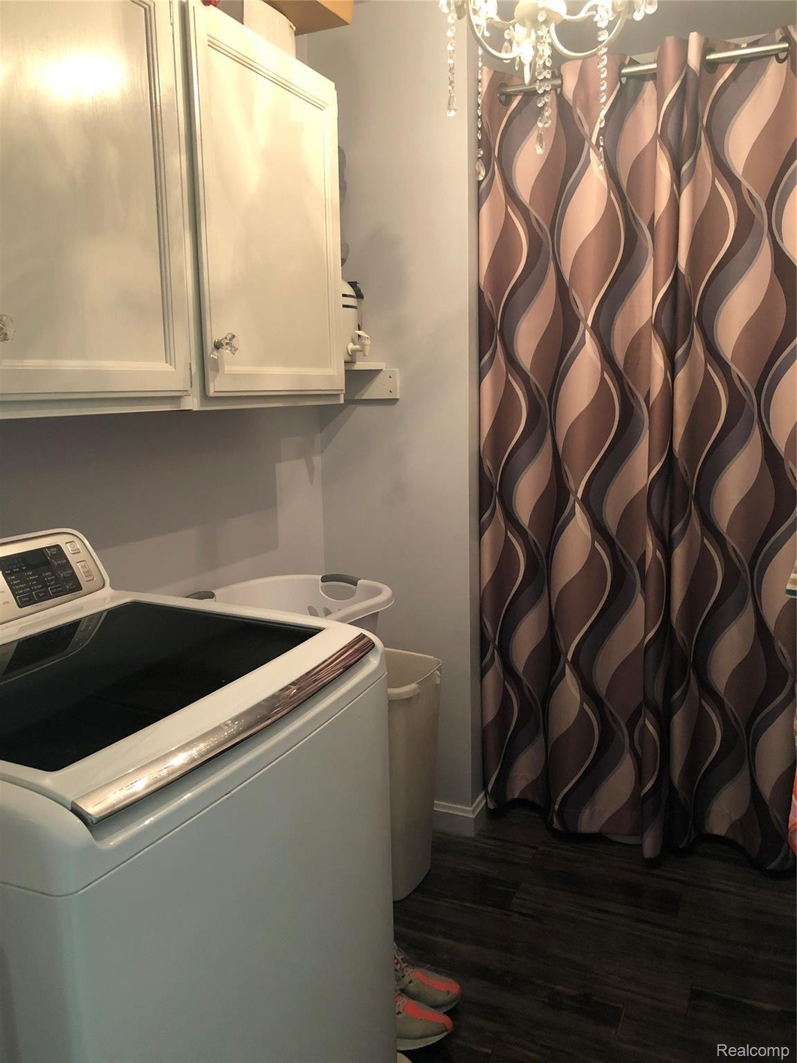 1513 West Thompson Road Fenton, MI 48430 - Photo 33 of 47 5 Laundry.jpg