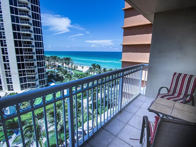 $2,200 | 19201 Collins Avenue, Unit 620, Sunny Isles Beach, FL 33160