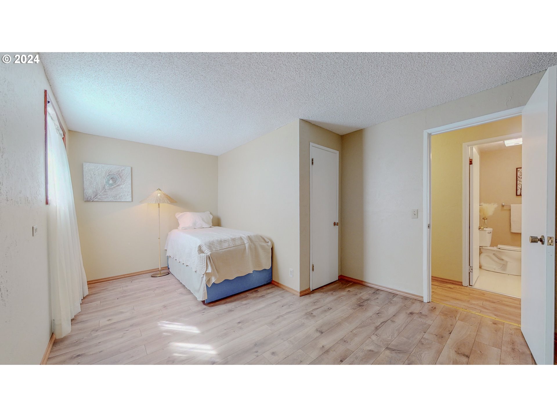 32256 West Walls Road Hermiston, OR 97838 - Photo 20 of 41 a living room with a bed and dresser