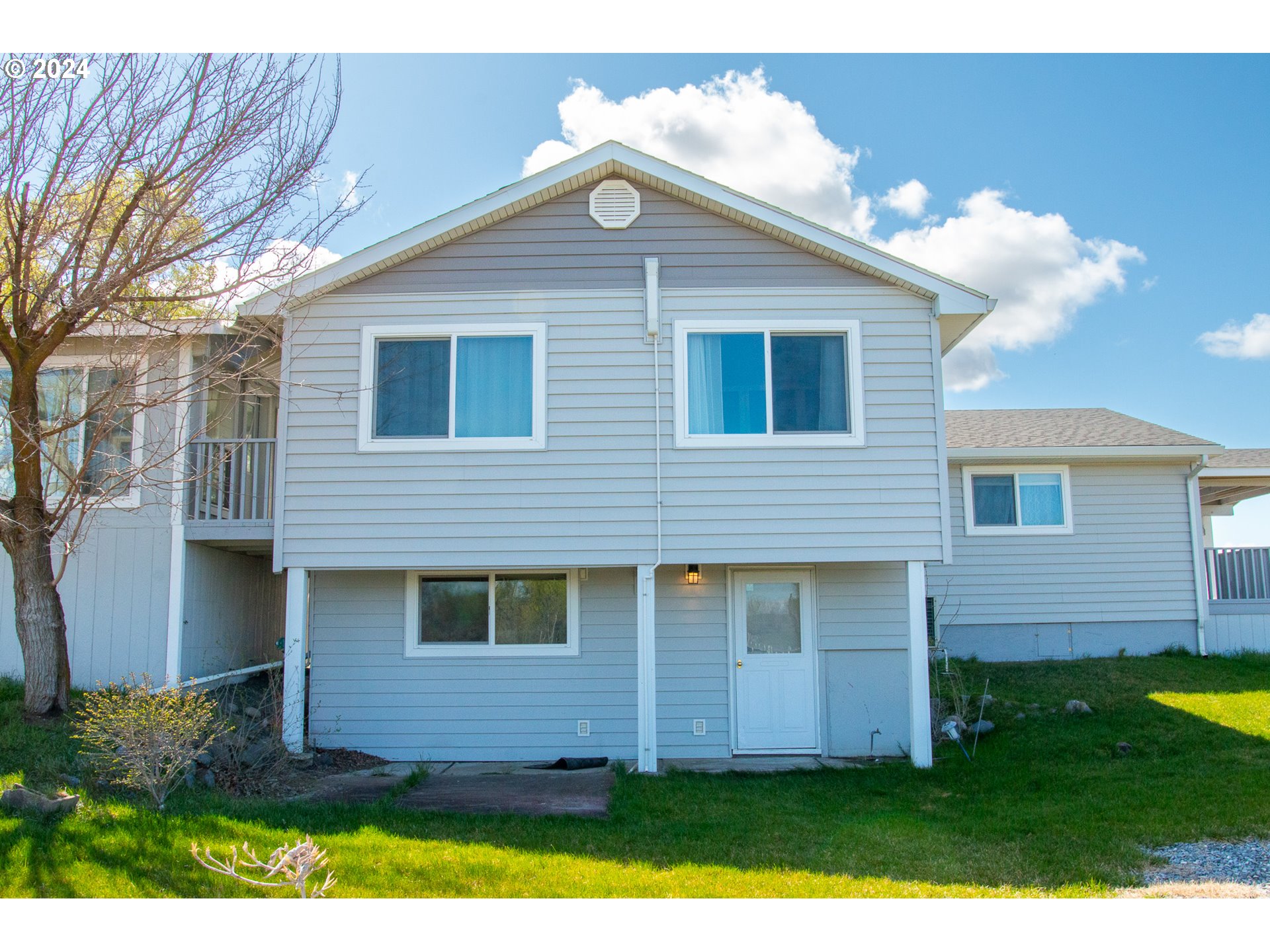 32256 West Walls Road Hermiston, OR 97838 - Photo 2 of 41 a front view of a house with a yard