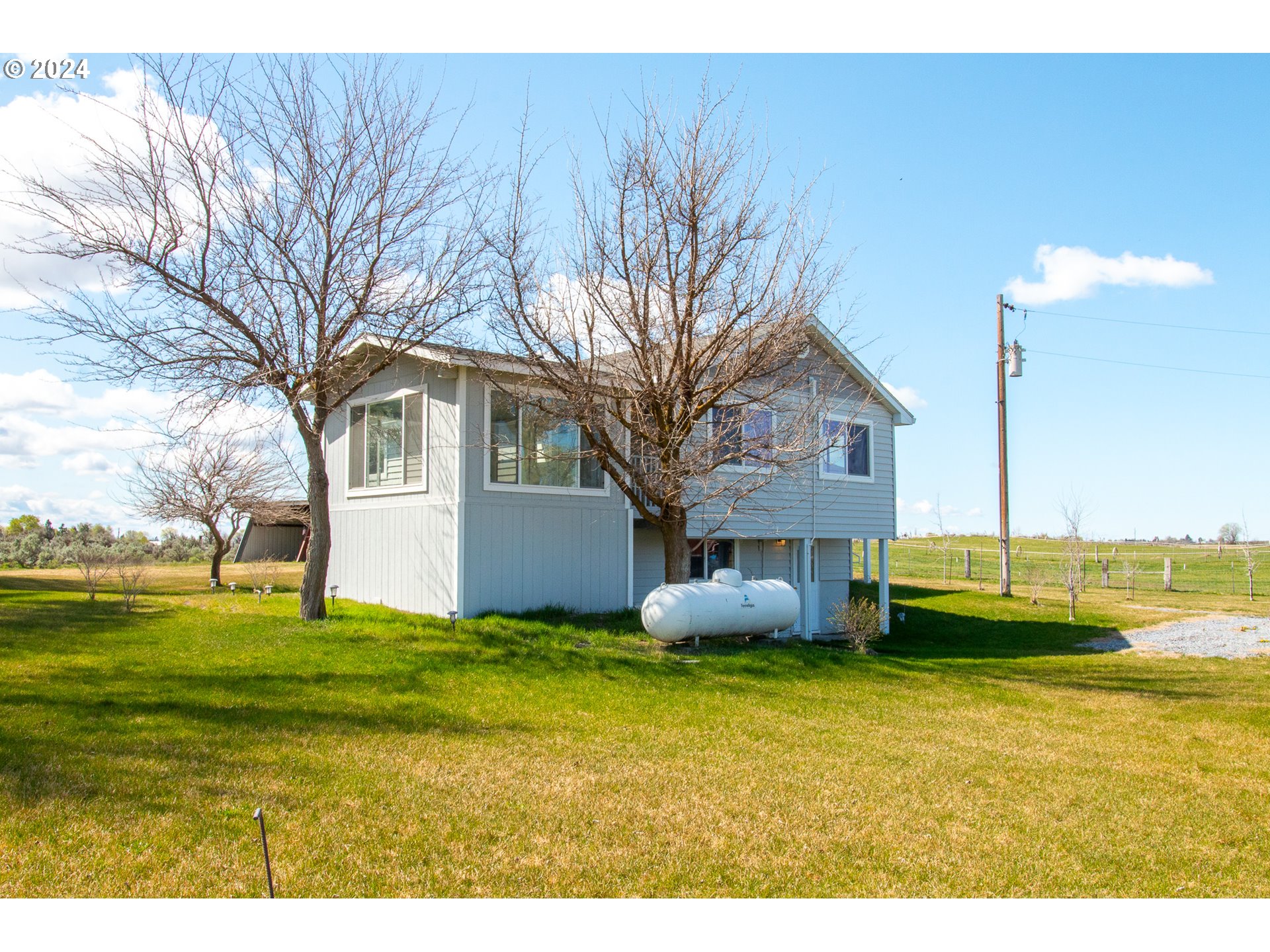 32256 West Walls Road Hermiston, OR 97838 - Photo 32 of 41 a front view of house with yard and lake