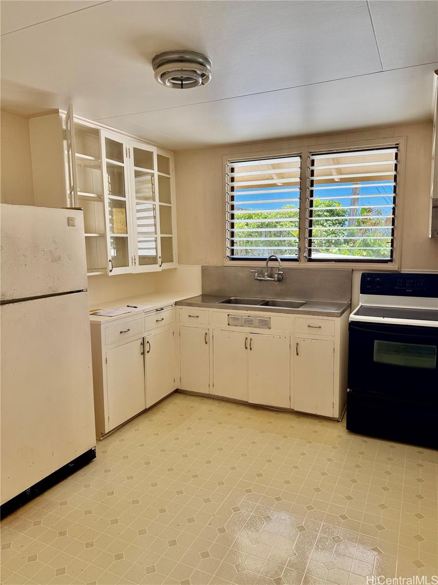 2816 Booth Road Honolulu, HI 96813 - Photo 9 of 17 a white kitchen with a large window