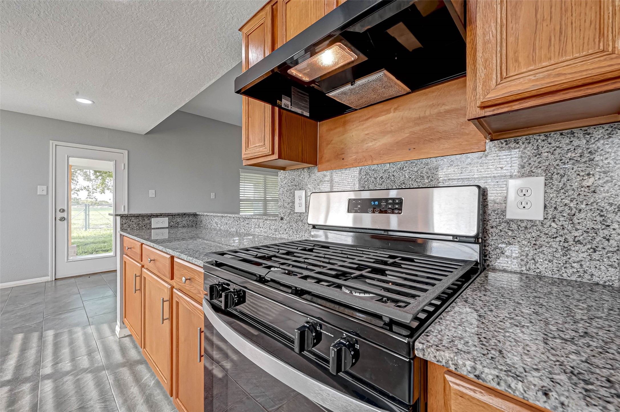 7520 Vincik Ehlert Road Rosenberg, TX 77471 - Photo 21 of 46 a stove top oven sitting inside of a kitchen