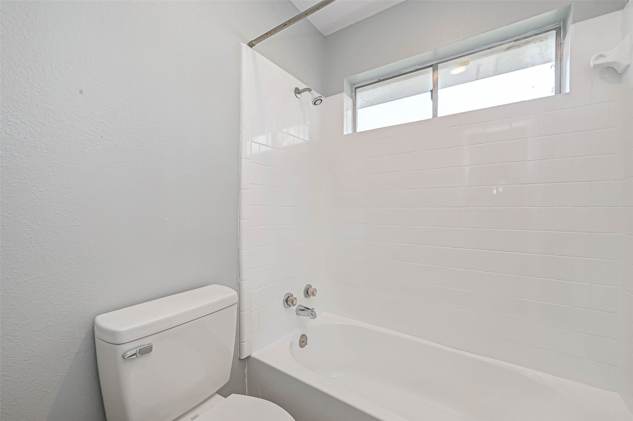 7520 Vincik Ehlert Road Rosenberg, TX 77471 - Photo 28 of 46 a bathroom with a toilet and a bathtub
