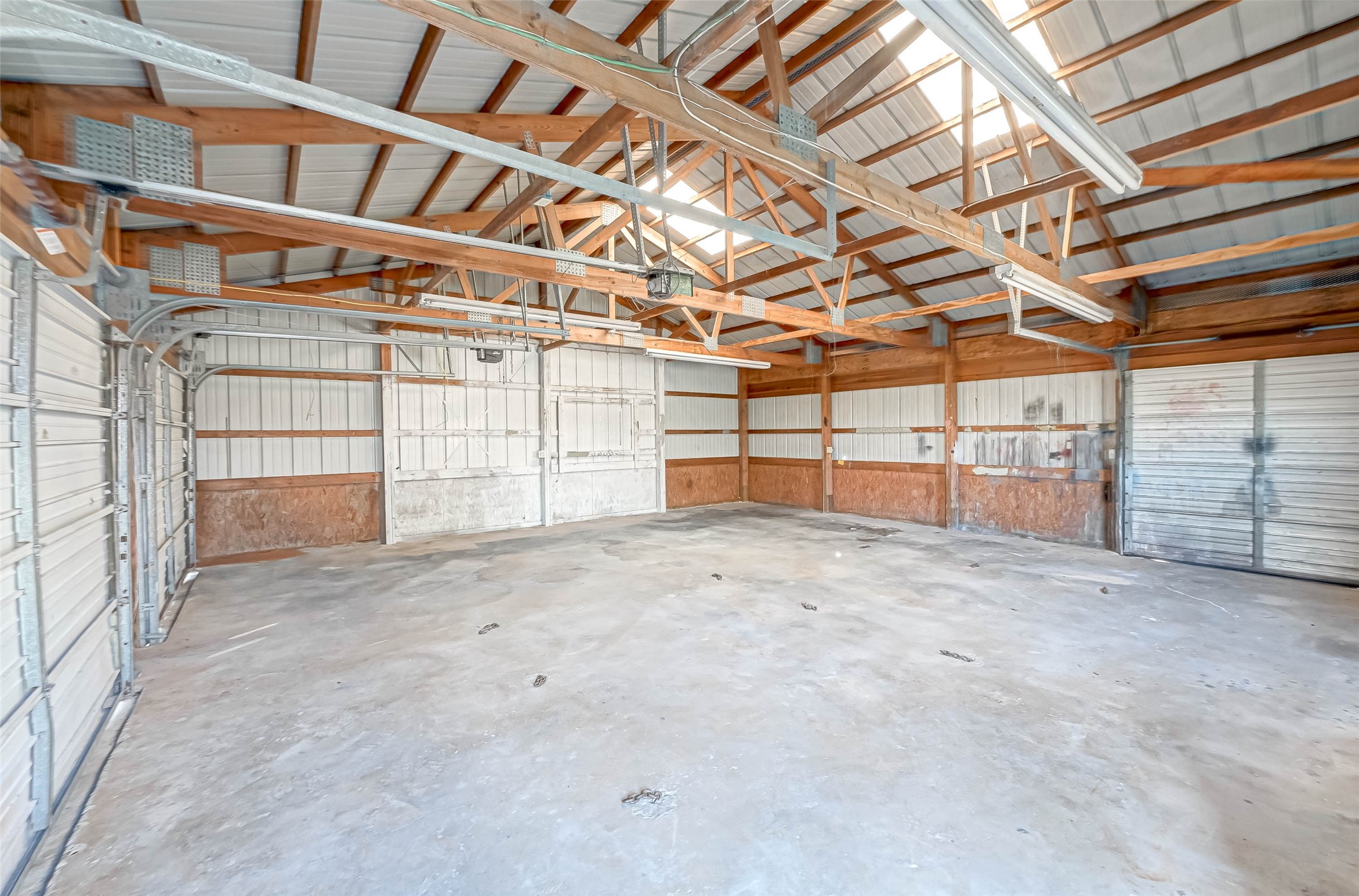 7520 Vincik Ehlert Road Rosenberg, TX 77471 - Photo 44 of 46 a view of a garage