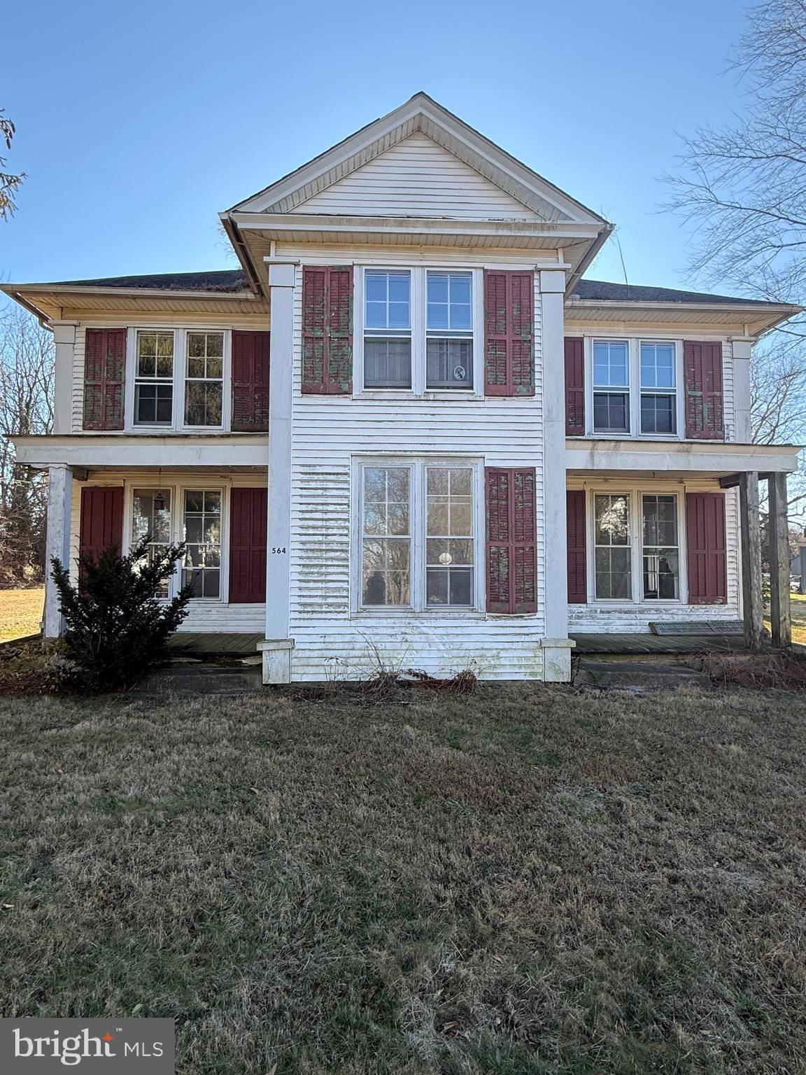 564 Front Street Houston, DE 19954 - Photo 1 of 34 a front view of a house with a garden