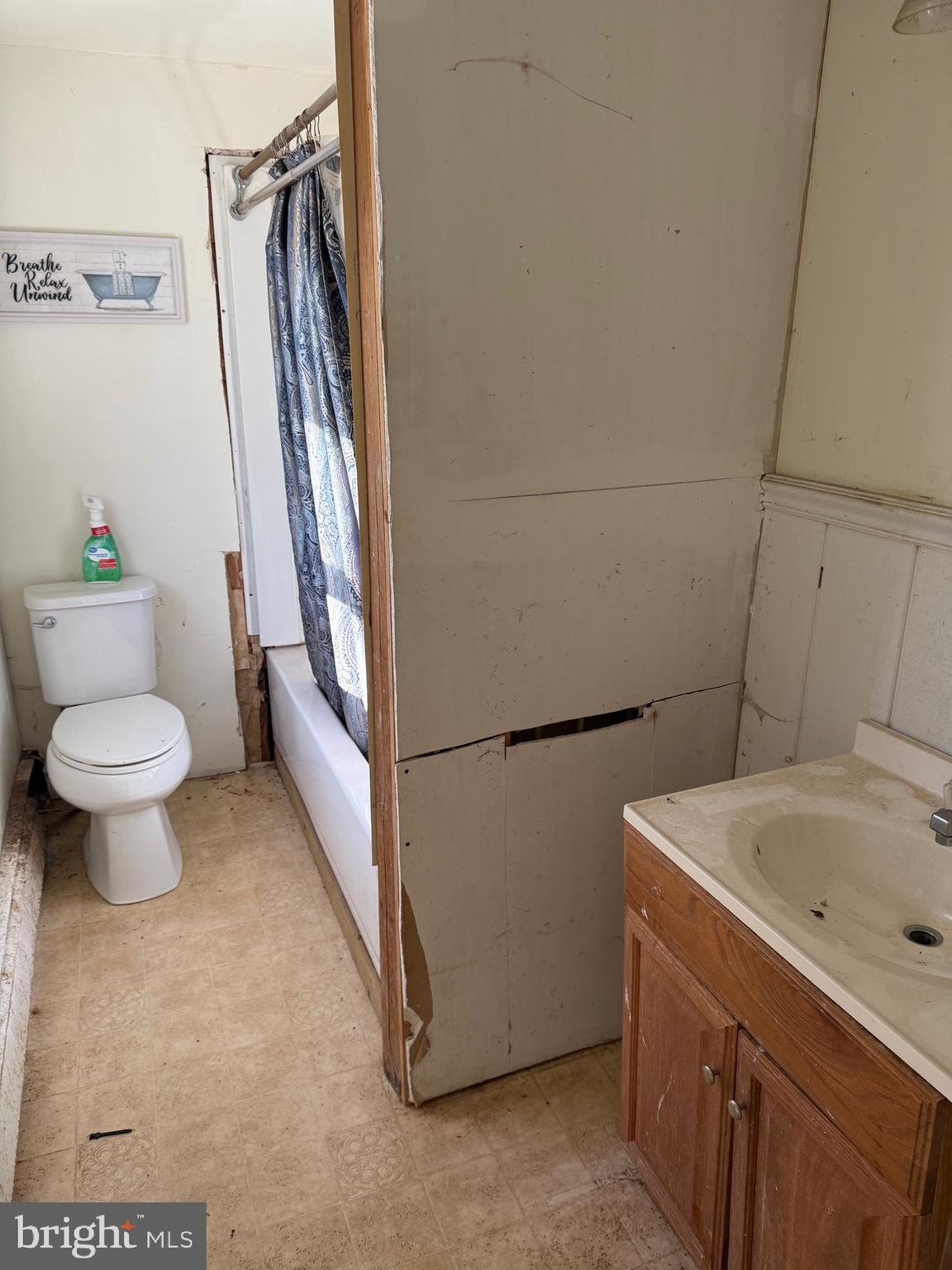 564 Front Street Houston, DE 19954 - Photo 23 of 34 a bathroom with a sink a toilet and a bathtub