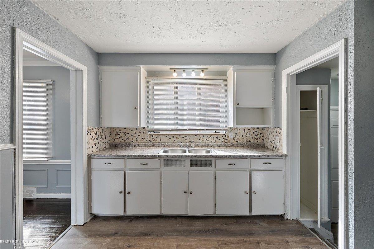 5301 Yorkshire Road Detroit, MI 48224 - Photo 8 of 22 50171564-34e4f3a2-ca42-47fa-9101-a754d7b238a9.JPG