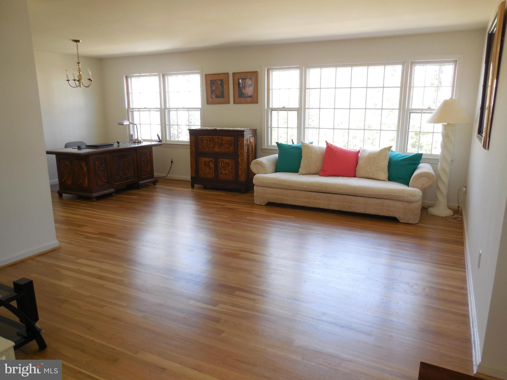 8820 Side Saddle Road Springfield, VA 22152 - Photo 7 of 29 Living Room